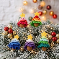 Porte-clés Arbre de Noël au Crochet Fait Main en Fil Chenille, Ornement de Fête, Breloque de Sac, Petit Cadeau pour Amis et Collègues
