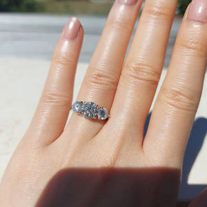 Anillo de compromiso unisex de oro laminado con moissanita D VVS1, engaste de garra, tres piedras redondas, regalo de aniversario para hombres y mujeres - Product Image 6