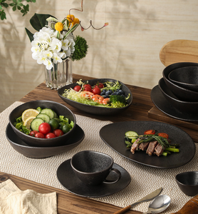 Service de vaisselle en céramique noire mate de style japonais, forme irrégulière, assiettes à sushi, assiettes à pâtes, assiettes à salade et coupelles à sauce, sur mesure pour restaurant - Product Image 2