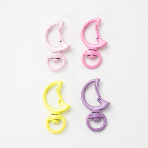 Llavero en Forma de Luna de Aleación de Zinc, Accesorio para Llaves de Coche, Estilo de Arte Moderno, Opciones de Color Amarillo, Azul, Verde y Negro - Product Image 1