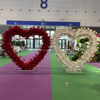 Handgefertigter Herzförmiger Blumenbogen mit Roten Rosen für Heiratsantrag, Verlobung und Hochzeit, Anpassbare Tischdekoration für Weihnachten und Ostern