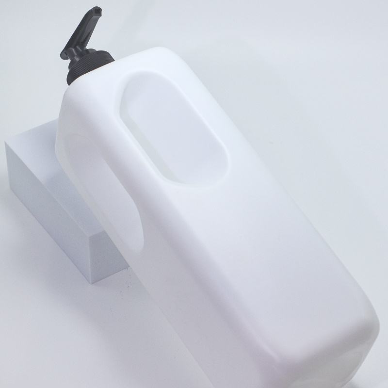 ขวดสีขาวพร้อมปั๊มสีดำ