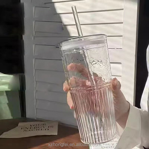 Vaso de Vidrio Hongfei de 600 ml de Gran Capacidad, con Rayas, Resistente a Altas Temperaturas, Tapa Transparente, Pajita, para Café, Jugo, Personalizable - Product Image 5