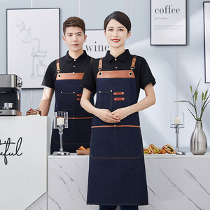 Delantal de mezclilla con tirantes cruzados, color azul marino, para camareras de restaurante o bar, con posibilidad de impresión de logotipo personalizado. - Product Image 2