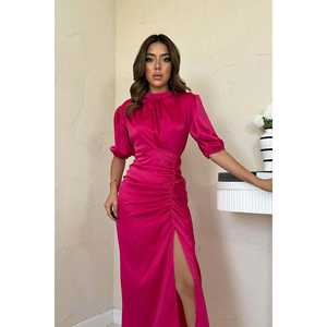 Vestido de noche ajustado de satén fucsia con cuello alto, fruncido y abertura, cintura natural - Product Image 2