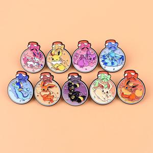Set di 9 Spille in Metallo della Famiglia Eevee, Spille Smaltate Morbide con Personaggi Cartoon di Animali Domestici - Product Image 1