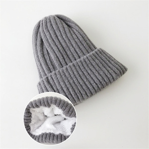 Bonnet en tricot doux unisexe de haute qualité <span class=keywords><strong>à</strong></span> faible coût, doublé polaire et fausse fourrure, avec logo personnalisé tissé et motif de personnage de dessin animé - Product Image 2