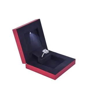कस्टम कस्टम मेड लक्जरी लाल उच्च अंत प्लास्टिक उपहार वर्ग सगाई गहने कान के छल्ले बॉक्स अंगूठी गहने बॉक्स का नेतृत्व किया