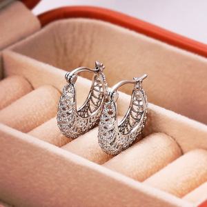 Orecchini a Cerchio Vintage con Motivo Intrecciato Traforato per Donne, Accessori in Metallo per Uso Quotidiano - Product Image 6
