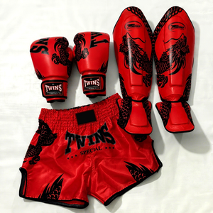 Conjunto de Muay Thai Rojo y Negro Personalizado Más Vendido, Incluye Guantes, Espinilleras y Pantalones Cortos de Muay Thai para Entrenamiento y Combate - Product Image 1