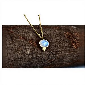 กำไลข้อมือหินมูนสโตนสีรุ้งขนาด 10 มม. งานแฮนด์เมดสไตล์วินเทจ ตัวเรือนเงินแท้ 925 ชุบทอง ความยาว 18 นิ้ว ของขวัญสำหรับงานปาร์ตี้หรือวันเกิด - Product Image 1