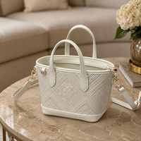 Sac à main artisanal en tissu tissé pour femme, mini sac structuré fait main avec ferrures raffinées pour la vente en boutique