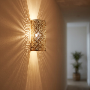 Lámpara Marroquí Hecha a Mano, Aplique de Pared Semicilíndrico de Latón Perforado, Diseño Festoneado, Adorno Decorativo Calado - Product Image 3