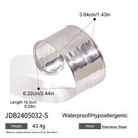 Bracelet manchette large texturé martelé en acier inoxydable plaqué or PVD 18 carats pour femme, style décontracté/sportif