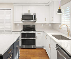 Armoires de cuisine modulaires plates en bois personnalisées, évier en acrylique brillant, moderne, écologique, durable, prêt à l'emploi, appartement, centre commercial, hôpital, mur - Product Image 2