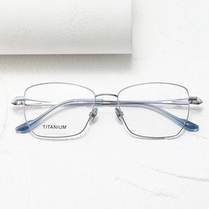 Nuevo modelo de gafas de titanio puro para hombre, montura cuadrada delgada, ultraligera, de titanio bicolor con electrochapado IP. - Product Image 6