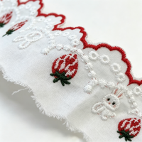 Vente en gros de dentelle en coton blanc de 10 cm avec bordure rouge, dentelle à volants, broderie de fraises pour la décoration de vêtements pour bébés et jupes