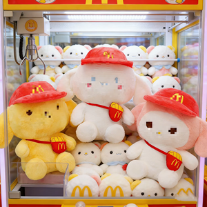 Venta al por mayor de Muñecos de Peluche de 8 pulgadas con logo M, de Sanrio, económicos, surtidos, súper suaves, bonitos y divertidos, para máquina de garras, de algodón PP - Product Image 1