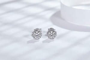 Pendientes de botón con diseño de racimo de flores pequeñas, unisex, estilo hip-hop, joyería de moissanita VVS, de silicona, para aniversario. - Product Image 4