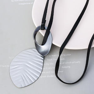 Collar de cuero de diseño moderno para mujer y niña, colgante geométrico grande ajustable, cadena de cuerda negra, joyería - Product Image 4