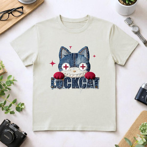 T-Shirt Unisex 210GSM 100% Cotone, Casual, Traspirante, Resistente, con Stampa DTF Design Gatto Portafortuna, Maglietta da Donna - Product Image 1