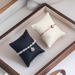 Soporte de exhibición de pulseras de imitación de cuero PU con cojín personalizado para relojes, ideal para decoración. - Product Image 6