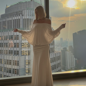 Robe longue à manches chauve-souris à épaules dénudées, perspective, longueur au sol, couleur unie, minimaliste, élégante et sexy - Product Image 3