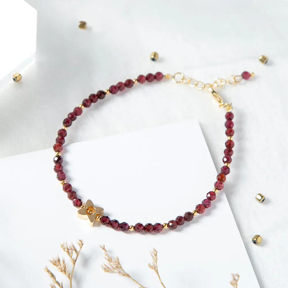 Bestone Großhandel Hot Selling Modeschmuck Mini Granat Perlen Armband mit echten vergoldeten Blume