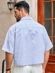 OEM personnalisé hommes décontracté lettre broderie <span class=keywords><strong>poche</strong></span> tissé ample <span class=keywords><strong>chemise</strong></span> à manches courtes hommes recadrée <span class=keywords><strong>chemise</strong></span> boutonnée bleu <span class=keywords><strong>chemise</strong></span> à rayures - Product Image 2