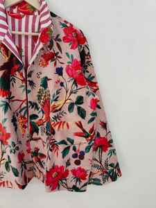 เสื้อแจ็คเก็ตบอมเบอร์ผ้ากำมะหยี่ลายพิมพ์นกสีชมพูแบบกลับด้านได้ ระบายอากาศได้ดี เป็นมิตรกับสิ่งแวดล้อม สำหรับผู้หญิงในฤดูหนาว - Product Image 4