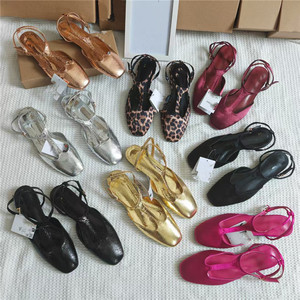 <span class=keywords><strong>Sandalias</strong></span> planas con hebilla dorada para <span class=keywords><strong>mujer</strong></span>, zapatos de moda con correa trasera hueca, venta al por mayor en Stock - Product Image 1