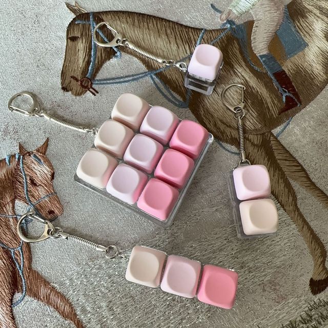 Factory Wholesale Stress Relief Sensory 1 2 3 4 Key Cap Buttons Mechanical Switch Led Light Keyboard Fidget Clicker Keychain