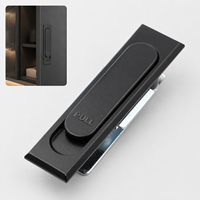Loquet de porte d'armoire noir thermolaqué à ouverture par poussée avec poignée battante et marque PULL en relief