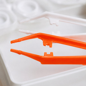 Pinzas pequeñas de plástico, accesorios para cuentas Perler, kit desechable para cambio de vendajes, toallitas de alcohol hechas a mano, pinzas naranjas - Product Image 2
