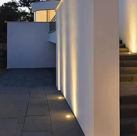 Lampe de marche LED enterrée étanche IP66 en aluminium et acier inoxydable pour les cours, les parcs et les jardins.