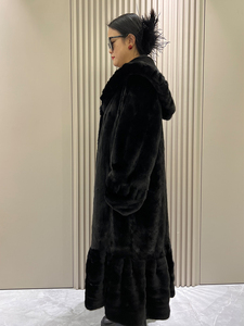 Lussuoso Cappotto Invernale da Donna in Vera <span class=keywords><strong>Pelliccia</strong></span> di Visone, Lungo <span class=keywords><strong>con</strong></span> <span class=keywords><strong>Cappuccio</strong></span>, Nero, Imbottito in Cotone, Traspirante, in Tessuto Stampato - Product Image 5