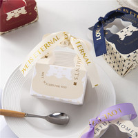 Vente en gros mini boîte-cadeau de faveur de mariage emballage en papier de chocolat de bonbons avec poignée en ruban revêtement UV dossiers imprimés pour les sucres