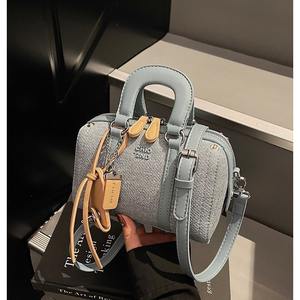 Bolso Boston de mano con patchwork de moda, nuevo estilo 2026, textura de mezclilla azul claro, versátil, de nicho, sencillo, con cremallera de un solo hombro - Product Image 2