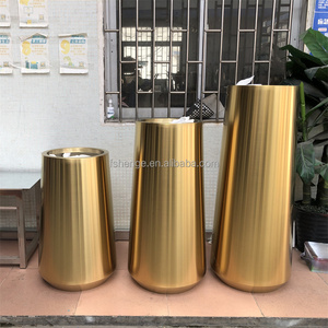 Jarrón Decorativo Grande de Piso Dorado, Macetas y Jardineras Gigantes para Exteriores - Product Image 1