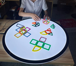 Tavolo Sensoriale LED per Bambini, Giocattolo Educativo a Forma Rotonda per <span class=keywords><strong>Disegno</strong></span> e Attività Sensoriali - Product Image 2