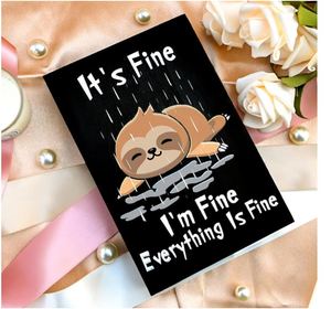 Regali Personalizzati con Bradipo per Donne, Accessori da Scrivania con Bradipo, Scritta 'It's Fine I'm Fine' in Scatola di Legno, Decorazione da Ufficio Divertente e Positiva - Product Image 4
