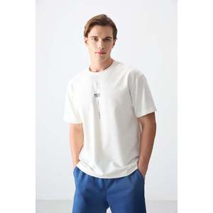 เสื้อยืดผู้ชายทรงโอเวอร์ไซส์ ผ้าถักเนื้อนุ่ม หนา พิมพ์ลาย สตรีทแวร์ โพลีเอสเตอร์/คอตตอน สีขาว-88373-สีเอครู ระบายอากาศได้ดี - Product Image 1