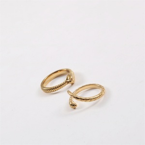 Anillo Delicado Chapado en Oro de 18k, Anillo de Acero Inoxidable con Forma de Serpiente - Product Image 6