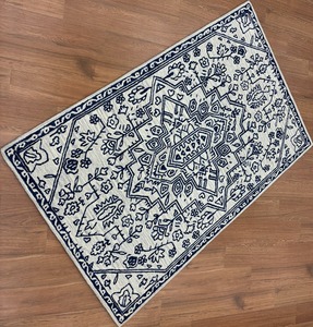 Tapis moderne en laine tuftée à la main, bleu et blanc, motif floral, doux, de qualité supérieure, lavable, chambre à coucher, salon, décoration élégante pour la maison - Product Image 4