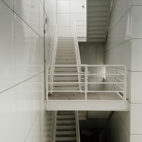 PRIMA Escabeau à hauteur personnalisable, dimensions de la montée réglables pour s'adapter aux différents espaces entre les étages des bâtiments