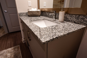 Tủ bếp gỗ rắn tùy chỉnh thiết kế gỗ sang trọng với bản lề mềm & quầy thạch anh - Product Image 3