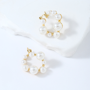 Joyería de mujer, pendientes de aro de perla de racimo chapados en oro de 18 quilates de acero inoxidable, pendientes de aro con cuentas de perlas de agua dulce - Product Image 1