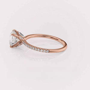 Bague solitaire en or rose 18 carats avec diamant de laboratoire rond et bande pavée |   Bijoux fins sur mesure - Product Image 3