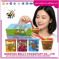 Fruitig smakende gummy stickjes, zacht snoep met siroop, fruitig kauwsnoepje voor kinderen