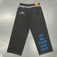 Pantalon en jean avec logos imprimés DTG personnalisés, avec écussons en cuir denim noir pour hommes